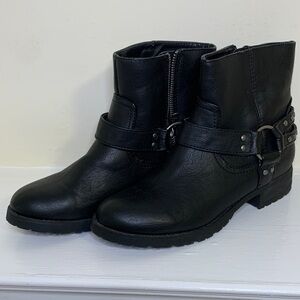American Eagle Sleek Black AnkleBoots